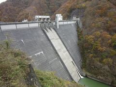 福井県　7施設目　笹生川ダム（笹生川ダム湖）
2021年11月16日に第59回ダムカード収集の旅として訪問

笹生川ダム
1957年（昭和32年）竣工の重力式コンクリートダム
堤　高　 76.0m
堤頂長　209.8m
ローラーゲート　3門（常用洪水吐）
ローラーゲート　2門（余水吐）