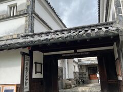 「倉敷民芸館」

江戸時代末期の米蔵を改装した建物です。入ってみようと思ったのは、“倉敷手まり”をパンフレットで目にして、見てみたいと思ったからです。お得なクーポンで、１０００円→８００円になりました。