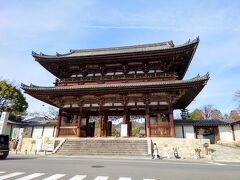 仁和寺の仁王門

タクシー代は龍安寺に行くよりは安くて700円ぐらいだったかな？
ちょっとでも渋滞してると800円以上になるでしょうね。