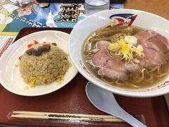 世界一忙しいラーメンがありました。
チャーハンは炊き込みご飯のようなものでしたが、ラーメンはとてもおいしかったです。