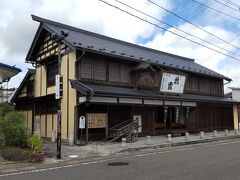 「高村千恵子の生家 米屋」１１:５０通過。
記念館の入口は建物脇道を進んだ先のようです。