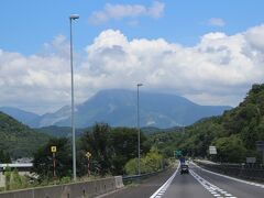 正面に、伊吹山が見えてきて・・