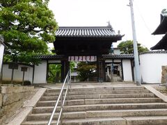 「観龍寺」の山門。