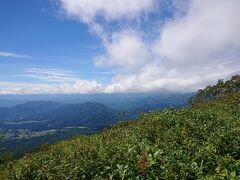 こちらは戸隠、北アルプス方面。
残念ながら北アルプスはまだ雲の中。