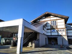 旅の計画時、バス以外で京都駅から嵐山への経路検索をすると、やたら乗り換えるコースばかり。「あれ？　嵐山に行くのってこんなにややこしいの？」

不審に思って地図から見直すとJR1本で行けるじゃないですか！

なぜ一番シンプルなコースが出ないのか不思議に思ったら、駅名検索で「嵐山」と入力したため。

この駅名だと阪急線利用となり、地下鉄やバスなどを組み合わせた乗り換え2回の表示が出たりします。

「嵯峨嵐山」と入力すれば即JRが表示されるのでしょうが、京都初心者にイキナリこの駅名の入力ってハードル高いんですけど(笑)。

以上、京都"超"初心者の方のご参考になれば幸いです。(^^ゞ

で、JR山陰本線のローカルな雰囲気たっぷりの各駅停車ーとはいえ観光客でぎっしりーに乗り、スムーズに嵯峨嵐山駅に到着しました。京都駅からの料金は240円。

(写真は帰りに撮ったので午後の日差しです)

駅から目的地まではタクシーで。というのも昨夜のチェックイン時に、例のGO TOの地域クーポン券を思いのほか大量(？)に受け取ったので、今日こそ足の痛みを回避すべく、タクシーに乗る気満々です(笑)。