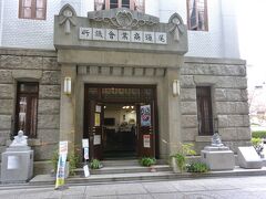 商店街の中にあるこの建物は旧尾道商業会議所の建物です。

一階は石貼りで玄関上には装飾がありますが、