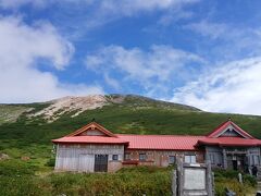 お腹が空いたのでお昼にすることにしました。
だんだんと山頂の雲が取れてきました。山頂に向けて俄然やる気が出てきました！