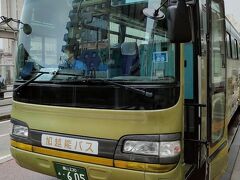 高岡駅から、五箇山や白川郷に車なしで向かうには、世界遺産バスという路線バスが便利です。
路線バスといっても、観光バスの車体なので、快適に過ごせます。