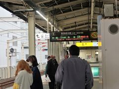 (写真) 16:48  静岡駅1番線
17:00　熱海行き入線。
