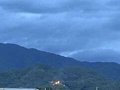 嵐山へ
渡月橋・・・落ちそうなほどの人

今夜は「は京都五山の送り火」
どこから観ようか迷って迷って
嵐山から観ることに決めました

渡月橋だけでなく
両岸ももうすでに物凄い人出
みんなはやくから場所どりしてるわぁ
立ち位置すら確保できない状態

