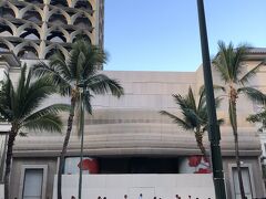 一度部屋に戻り、夕食を食べに子供を連れてワイキキ中心部に向かいました。
ワイキキ中心部のシンボル的建物だったDFSは、ご覧の通り閉館していました。
ここが再オープンしないと、もとのハワイとは言えないかもしれませんね。
以前のような活気が一日でも早く戻って欲しいと思います。