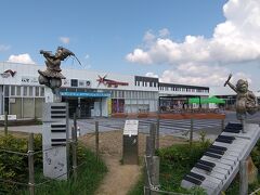 ６時間弱の長旅(運転はお任せですが…)、こまめに休憩をとりながら。浜松サービスエリア到着です。