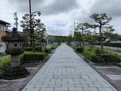 バスで高岡駅まで戻ってきて、南口から瑞龍寺を目指します。
瑞龍寺に向かう参道、八丁道です。石畳になっています。