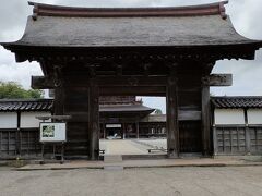 総門です。
瑞龍寺は、富山県唯一の国宝になっています。