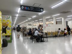 予定より1本早いバスで熊本空港へ向かうことにしました。しかし、最近そこそこ大きい地方空港しか使ってなかったから忘れてたけど、熊本空港、何もないな…。レストランはフードコートがあるのみで、カフェはタリーズが出発ゲート側に行かないと無い。
