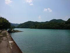 海沿いの街だと思ってたらいきなり湖のようなところに出て、今度は
「湯川」「きよもん湯」とかの温泉施設などがある。。。
那智勝浦は有名な温泉ホテルがありました。この辺は温泉が多いんですね。。。
雨が降ってない限りは寄り道しない！