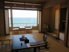 さて今夜の宿泊は、皆生温泉菊乃屋さん。

美しい海が眼下に広がるオーシャンビューのお部屋です。