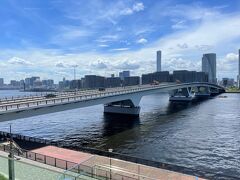 東京・豊洲『ラビスタ東京ベイ』2F

「TOKYO BAY TERRACE」のからの眺望の写真。

晴海運河に架かる「豊洲大橋」が見えます。
タワマンが立ち並ぶ晴海や勝どき方面に行くことができます。
夜はライトアップします☆彡
遠くに東京タワー。