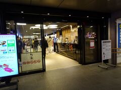 「金沢百番館　あんと」へ。

こちらも混雑しています。
駅直結のショッピングモールだから、仕方がないね。