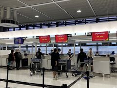 今回は、久しぶりに成田空港から出発します。

ベトジェットエア933便　09:30発　
　　　ノイバイ国際空港　13:25着　です。

ベトジェットエアのカウンターはガラガラでした。