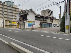 「菊屋の羊羹本舗 本店」６：４２通過。
基本　日曜はお休みみたいです。明治時代からの羊羹屋さんです。建物かなり古そうです。地震を何回経験してきた建物でしょう。丈夫なんですね。