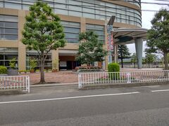 「福島競馬場 入口前の広場にベンチ有」７：２２通過。