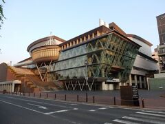 ユニークな形をした建物は、長崎県内最大の多目的ホール「アルカスSASEBO（正式名称：シーサイドホール・アルカスSASEBO佐世保地域交流センター）」です。