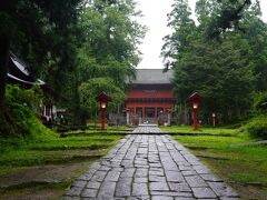 青森空港からレンタカーで岩木山神社へ。１時間くらいで到着。

天気の良い日は岩木山神社から岩木山が見えるそうですが、あいにくのくもり空で岩木山らしきものは見えません。

岩木山神社の社殿は赤が基調になっています。なかなか粋な色使いです。

岩木山神社は津軽一宮として由緒正しいお社です。

岩木山神社
https://iwakiyamajinja.or.jp/