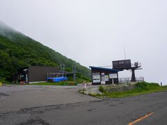 岩木山神社から岩木山スカイラインで８合目休憩所に1時間足らずで到着です。

岩木山スカイラインは、全長9.8km、69カーブあり、天気がよければ北海道も見える絶景コース、ですが、この日は雲で何も見えません。

８合目から９合目まで、リフトに乗ります。

料金所で山の上はガスで景色がよくないですけどいいですかと言われましたが、ここまで来たのに行かないわけにはいきません。

岩木山スカイラインの通行量は普通自動車で1830円、リフト料金は往復1000円です。