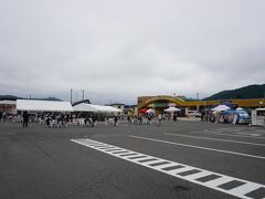 岩木山から30分くらいで青森県側の白神山地観光の拠点の西目屋村にある道の駅津軽白神ビーチにしめやに到着です。

ここで遅い昼食をいただきます。この日は道の駅の駐車場でイベントが開催されていました。ブルーベリーなど地元の新鮮な農作物も売っています。

道の駅津軽白神 ビーチにしめや
https://www.tsugaru-shirakami.com/