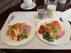 ＜シェラトン都ホテル大阪：2階レストラン＆ラウンジeu＞

それでは朝食から！

6月13日　8:00
今朝もホテル2階のレストランでビュッフェ朝食！

昨日は和食中心にしたので今日は洋食中心。
いつものブルーベリースムージーは忘れずに♪