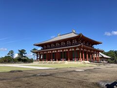 ホテルから歩いて平城京公園に来ました。
ジョギングしている人が多くて、特に観光客らしい人はいません。
晴天で気持ちが良い！