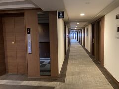 エレベーターホールと廊下。
