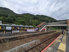 竹田駅に停車中のサロンカーなにわ。