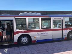 利尻空港から沓形港には路線バスで移動。
飛行機到着遅れのため、空港のバス乗り場はやや混乱していました。