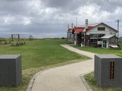 北のカナリアパーク。後ろの雲行きが怪しいですね。