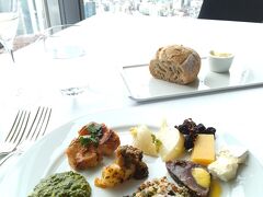 控えめにしたつもりだけど結局色々取ってしまった・・・
そしてパンまで食べちゃった。
だって美味しいんだもの。

チーズとキヌアサラダはお代わりもしちゃった・・・