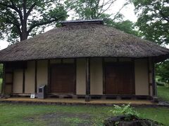 明治10年代後半に建てられた三戸部家住宅。入植当時は掘っ立て小屋での生活でしたが、故郷宮城の様式を取り入れた家を建てられるようになりました。
現存する最古の開拓農家です。