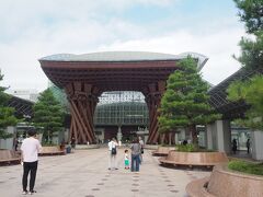 バスの降車ポイントは、駅前ロータリーの入口にあります
最後に鼓門越しの金沢駅を