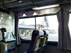 JR駅前から出雲空港行のバスに乗ったのですが、ホテルの大浴場で見かけた子連れ母グループと一緒になりました。走行中に「トイレに行きたい」と言い出した子供。それに対して放った母親の言葉が「コップにする？それともタオルに浸み込ませる？」
正気か？！

尿は無臭じゃない。
因みに子供は女児。無理無理無理無理。
「ホテルを出るときにトイレに行かなかったの？」とか暢気に聞いてたけど、常識的に考えて、バスに乗る前に親がしっかりトイレに行かせるべき。
その後「今度携帯トイレを持てばナンタラカンタラ」という会話が聞こえてきてドン引き。それ、公共の乗り物で使うものじゃないから。



