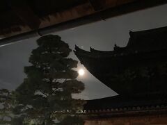 妙心寺では毎年8月９・10日におしょうらいさん（お精霊迎え）の夜店が出ます。pacorinはきちんとお参りしてなくて、ちらっと見て回る程度なのですが、正しくはまず迎え鐘を鳴らしてご先祖様をお迎えする合図をします。