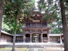 三ツ石神社から静かな住宅街をさらに北へ進むと報恩時の立派な山門がある。通りから少し奥まったところにあり、杉木立の中に隠れるように佇んでいる。