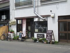 そんな街中に「クラムボン」という喫茶店がある。以前から気になってはいたのだが、この周辺を歩いているときにはちょうど定休日だったり、満席だったりして、まだ入ったことがなかった。ちょうどオープンしているようなのでここで一休みしていくことにした。