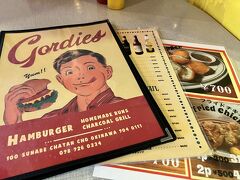 ホテル到着の前に夕ご飯でやって来たのは、北谷にあるGORDIE’S（ゴーディーズ）
本格的なアメリカンハンバーガーのお店です。