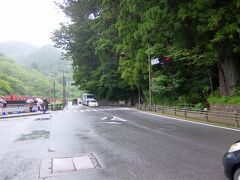 左端に見える朱塗の橋が「神橋」