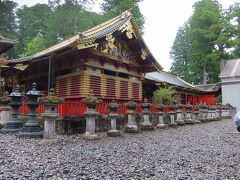 左から上神庫(かみじんこ)、中神庫(なかじんこ)、下神庫(しもじんこ)が並び、3つを総称して三神庫と呼びます。

内部には百物揃(ひゃくものぞろい)千人武者行列と呼ばれる神與渡御祭(しんよとぎょさい)奉仕者1200人分の装束や御道具、祭器具が収められているそうです。
