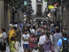 　ところ変わってサンセバスティアン旧市街地。おそらくバスク地方で最も有名な町。現地はヨーロッパのバカンスで訪れているのだろう人たちで賑っている。