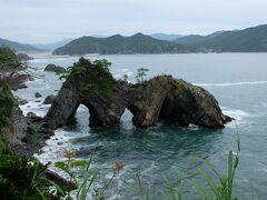 弱い地層の部分が波に浸食されて奇跡の風景です。
夏から秋にかけては小型漁船で近くまで行けて迫力のある風景を間近で見ることができるそうです。
大船渡にはまだたま見所が多く、さんまラーメンがあったり・・また再訪したいところでした。