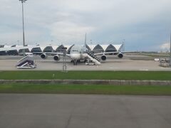 無事BKKに到着です。
カタールのA380が2機並んで駐機されてました。
カタールVSエアバスはこれからどうなるのか気になりますね。