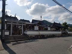 伯備線の踏切を渡ると臥牛天神社と龍徳院が並んでいました。